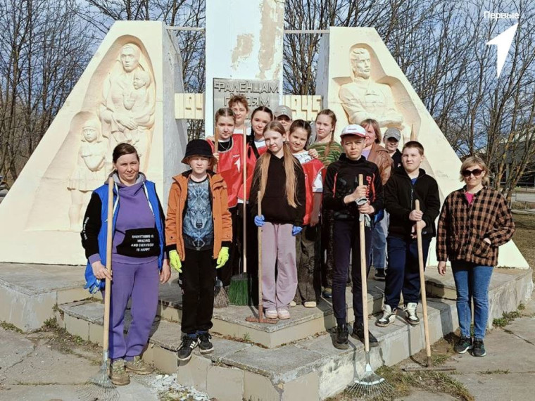 Пятиклассники украсили Площадь Победы своим трудом.
